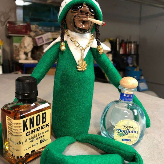 Snoop en un encorvado duende navideño